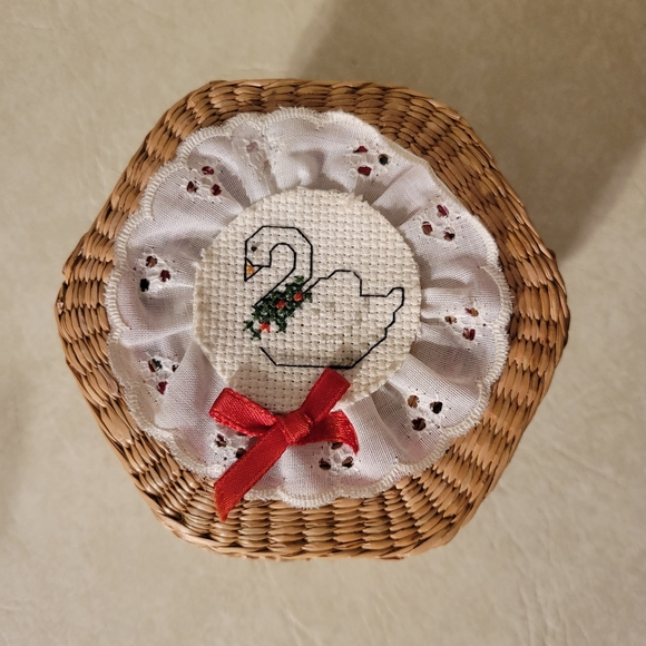 VTG Wicker Country Goose Style Christmas Basket Container Trinket Box Lace Doily - Picture 5 of 6